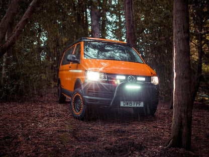 Pack LED Calandre LAZER LAMPS pour Volkswagen T6 Startline 2016+ avec feux LED intégrés, design moderne et haute visibilité.