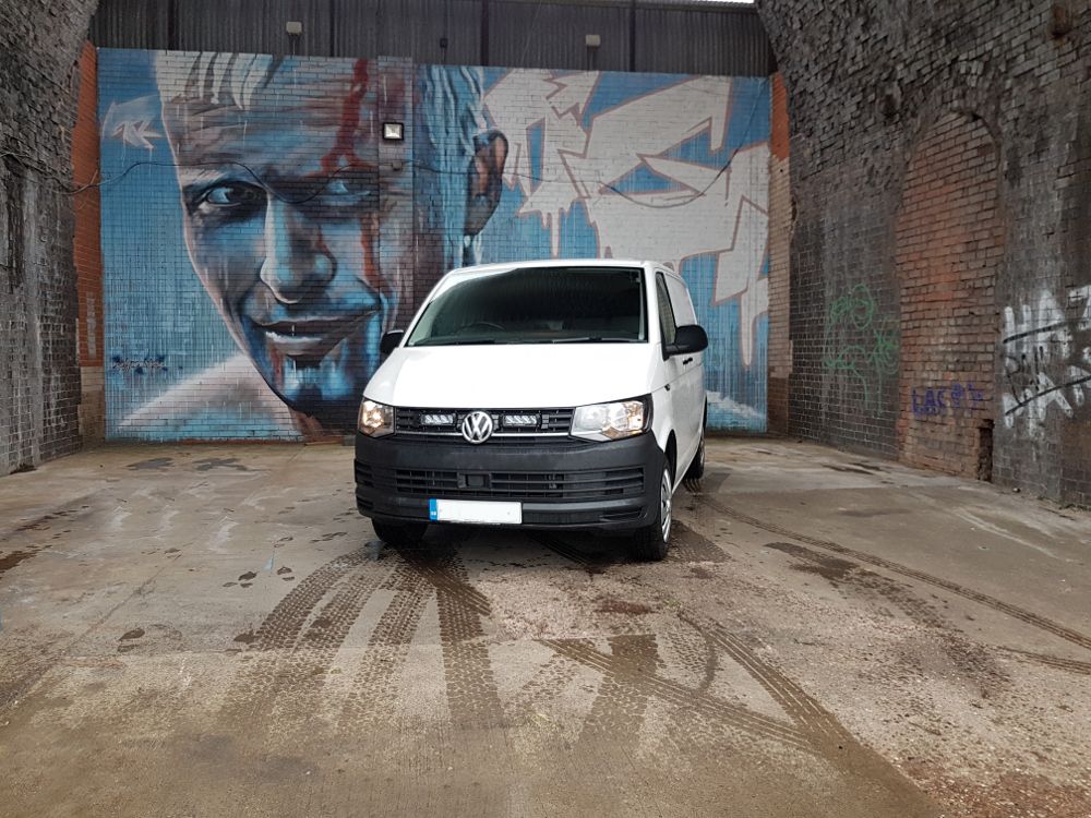 Pack LED Calandre LAZER LAMPS pour Volkswagen T6 Startline 2016+ avec éclairage LED moderne et design robuste.