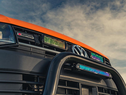 Ensemble de feux LED pour calandre LAZER LAMPS sur Volkswagen T6 Startline 2016+, montrant le design des phares LED.