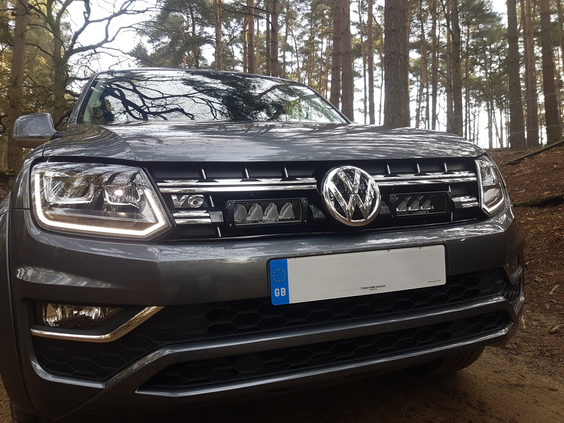 Pack LED Calandre LAZER LAMPS pour VW Amarok 2010-2015, éclairage LED robuste et moderne pour calandre.