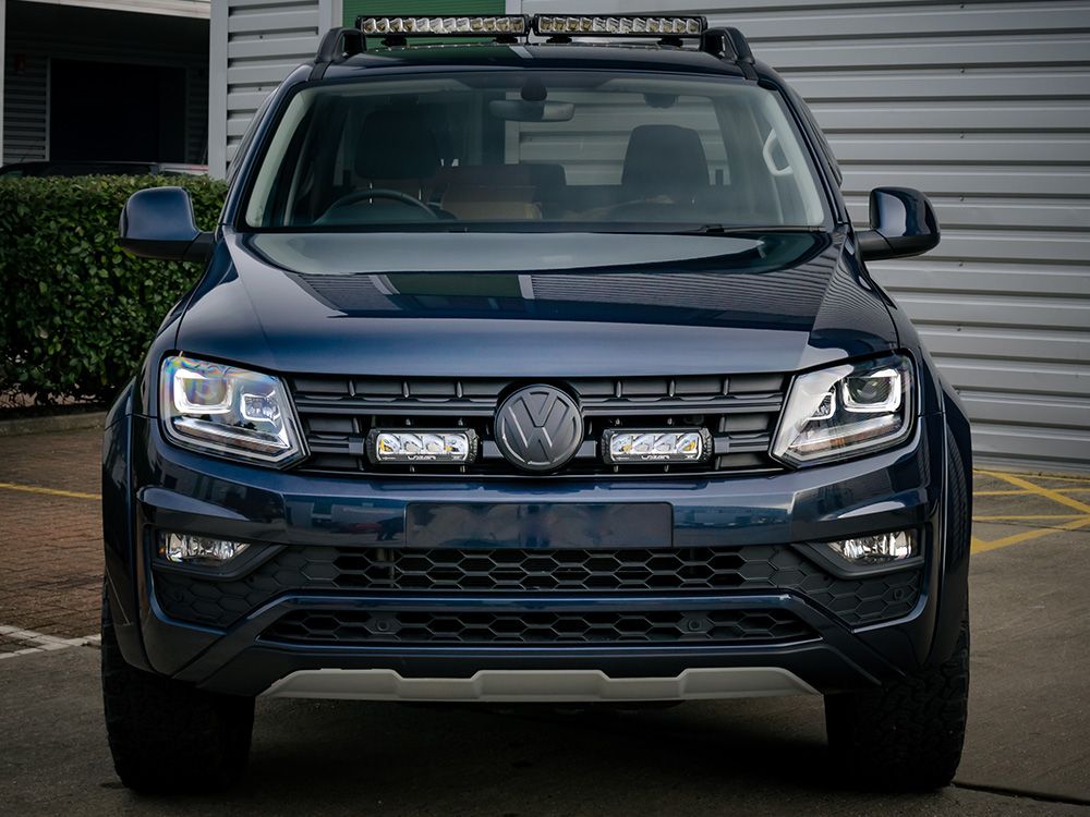 Pack LED Calandre LAZER LAMPS pour VW Amarok 2016-2021 V6, éclairage LED robuste et design moderne pour véhicule utilitaire.