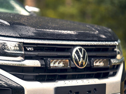 Pack LED Calandre LAZER LAMPS pour VW Amarok 2023+ avec phares LED intégrés, design moderne et haute performance.