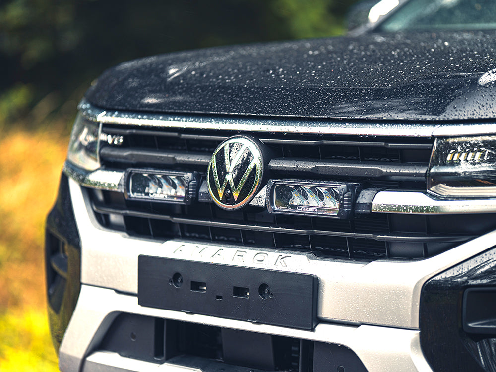 Pack LED Calandre LAZER LAMPS pour VW Amarok 2023+ avec éclairage LED puissant et design moderne, vue de face.