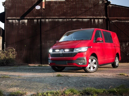 Pack LED Calandre LAZER LAMPS pour VW T6.1 2019+ avec phares LED intégrés, design moderne et éclairage puissant.