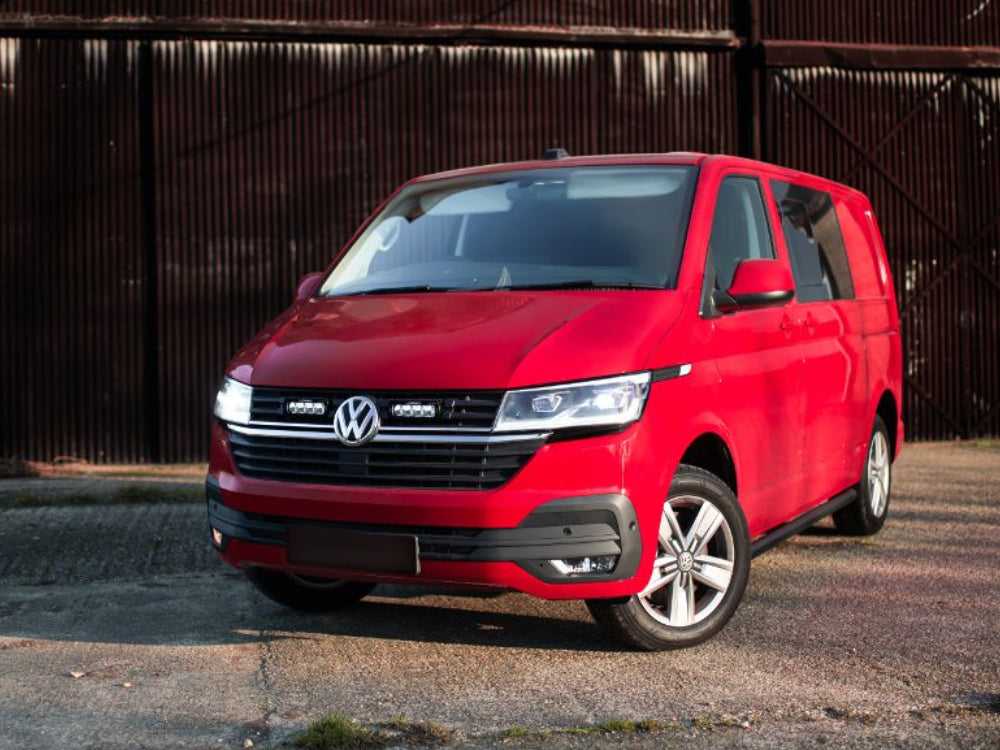 Pack LED Calandre LAZER LAMPS pour VW T6.1 2019+ avec éclairage LED intégré, compatible avec la calandre du véhicule.