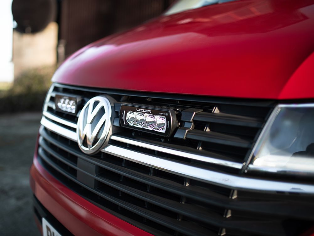 Pack LED Calandre LAZER LAMPS pour VW T6.1 2019+ avec phares LED intégrés, design moderne et haute performance.