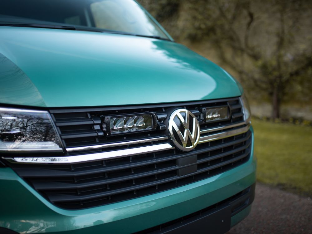 Ensemble de phares LED pour calandre VW T6.1 2019+ de la marque LAZER LAMPS, installation sur la calandre du véhicule.