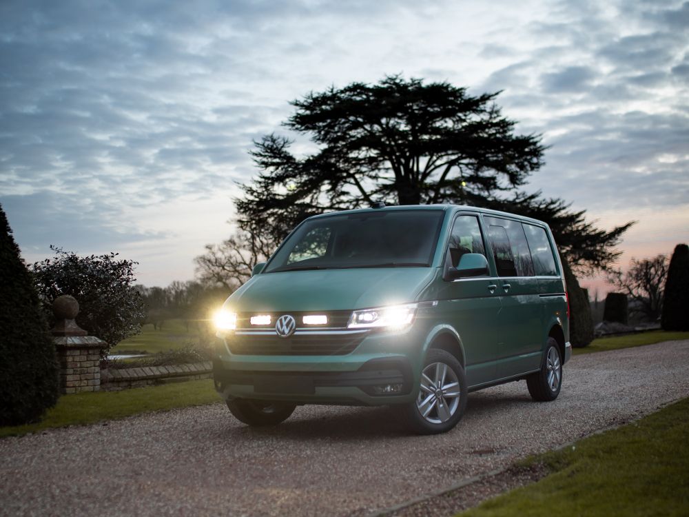 Pack LED Calandre LAZER LAMPS pour VW T6.1 2019+ avec phares à LED intégrés, design moderne et éclairage puissant.