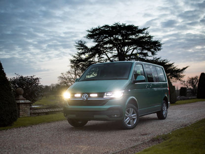 Pack LED Calandre LAZER LAMPS pour VW T6.1 2019+ avec phares à LED intégrés, design moderne et éclairage puissant.