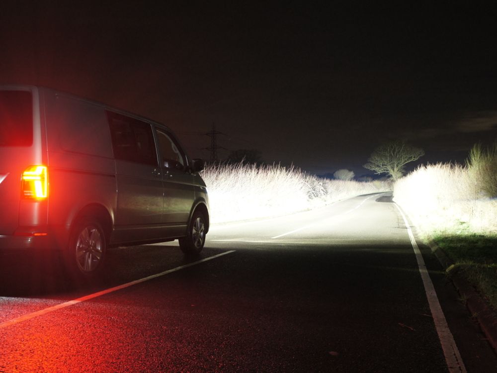 Pack LED Calandre LAZER LAMPS pour VW T6.1 2019+, éclairage LED robuste et moderne pour calandre de véhicule utilitaire.