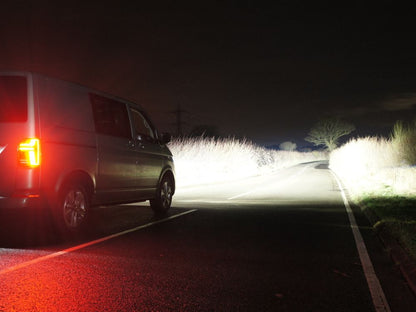 Pack LED Calandre LAZER LAMPS pour VW T6.1 2019+, éclairage LED robuste et moderne pour calandre de véhicule utilitaire.