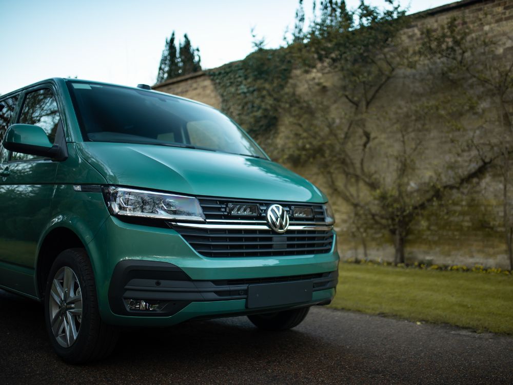 Pack LED Calandre LAZER LAMPS pour VW T6.1 2019+ avec phares LED intégrés et design moderne, installation facile.