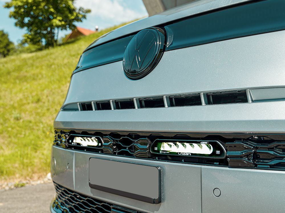 Pack LED Calandre LAZER LAMPS pour VW T7 2025+ avec phares LED intégrés, design moderne et haute performance.
