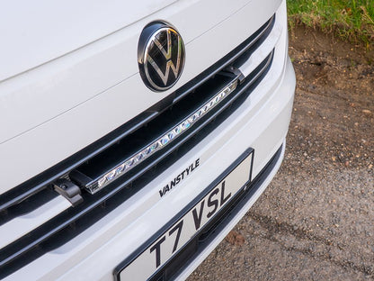Pack LED Calandre LAZER LAMPS pour VW T7 2025+ avec phares à LED modernes et design robuste, installation facile.