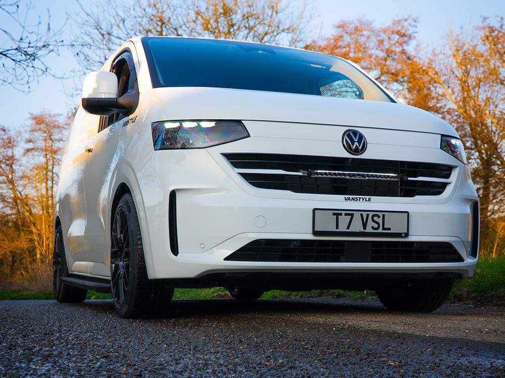 Pack LED Calandre LAZER LAMPS pour VW T7 2025+ avec phares LED intégrés, installation sur la calandre du véhicule.