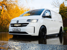 Pack LED Calandre LAZER LAMPS pour VW T7 2025+ avec phares à LED intégrés, design moderne et éclairage puissant.