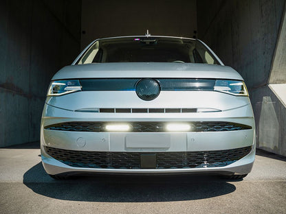 Pack LED Calandre LAZER LAMPS pour VW T7 2025+ avec phares LED intégrés, design moderne pour une meilleure visibilité.