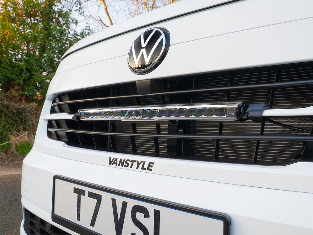 Pack LED Calandre LAZER LAMPS pour VW T7 2025+ avec éclairage LED intégré, panneaux de calandre modernes et design robuste.