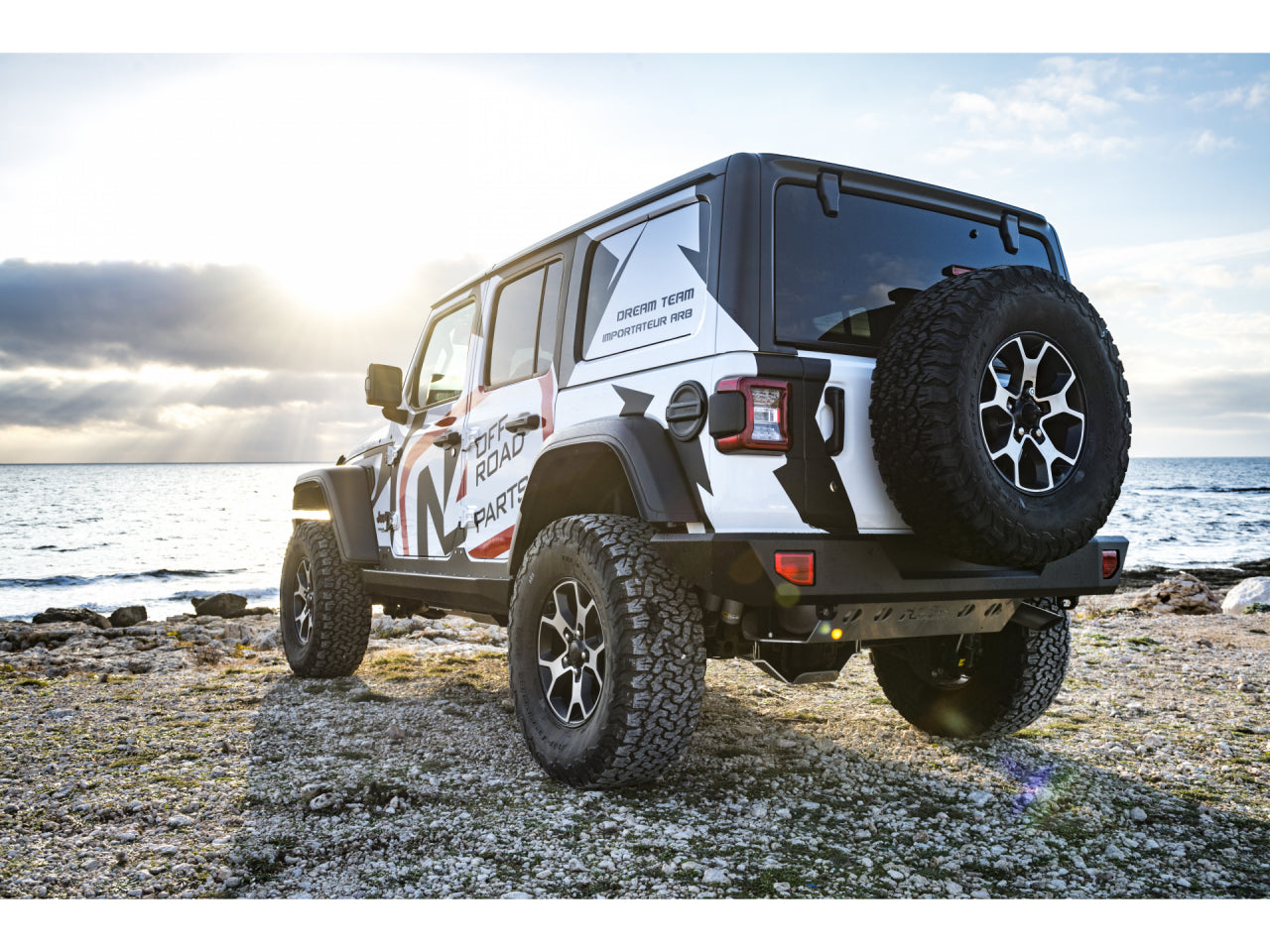 Pare-choc arrière en acier pour Jeep Wrangler JL JLU N4 OFFROAD, robuste et résistant, installé sur le véhicule tout-terrain.