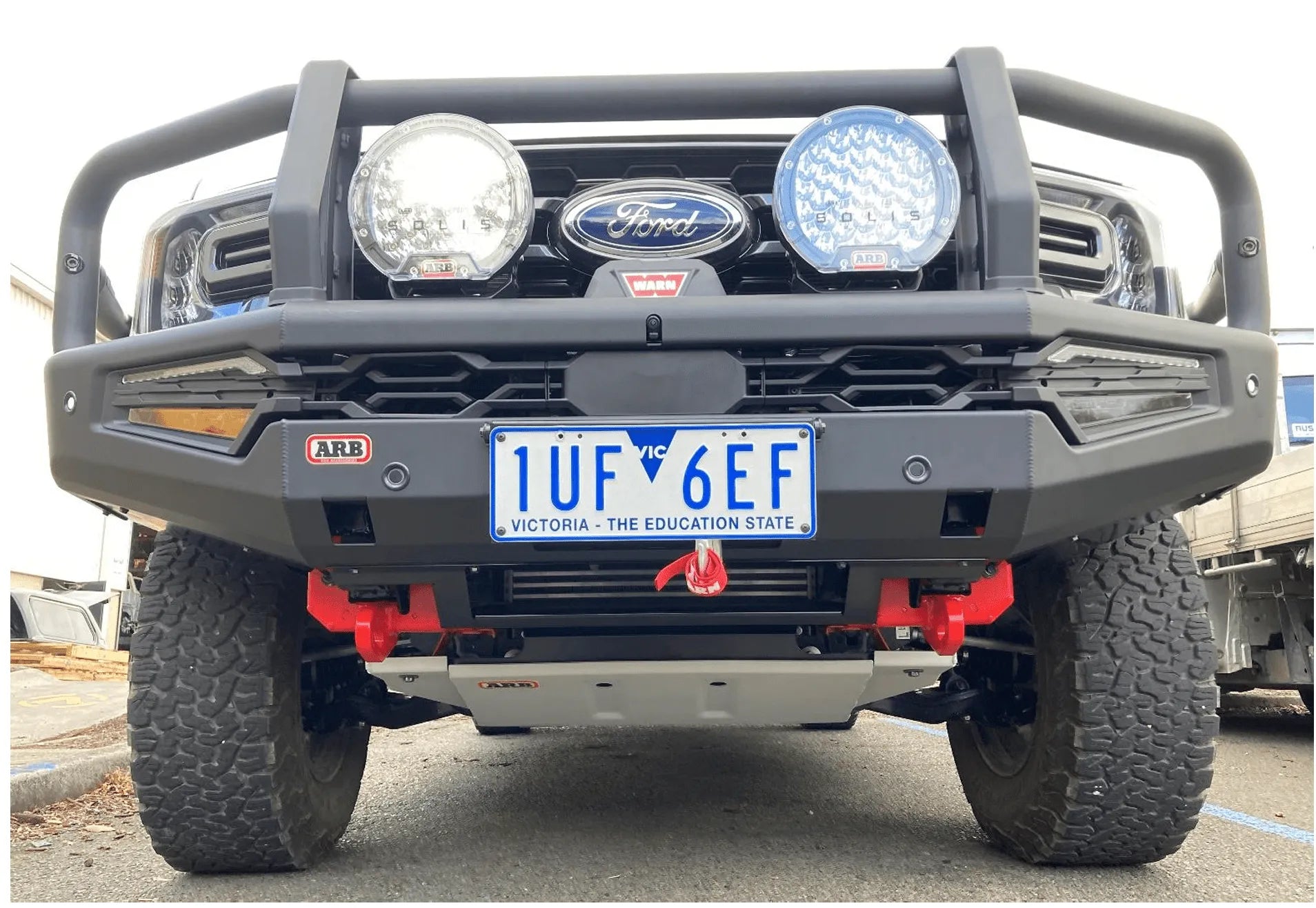 Pare-choc avant ARB avec crochet de remorquage rouge pour Ford Ranger Raptor 2023+ 8 tonnes, robuste et renforcé.