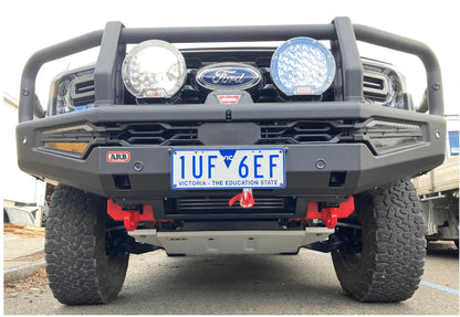 Pare-choc avant ARB avec crochet de remorquage rouge pour Ford Ranger Raptor 2023+ 8 tonnes, robuste et renforcé.