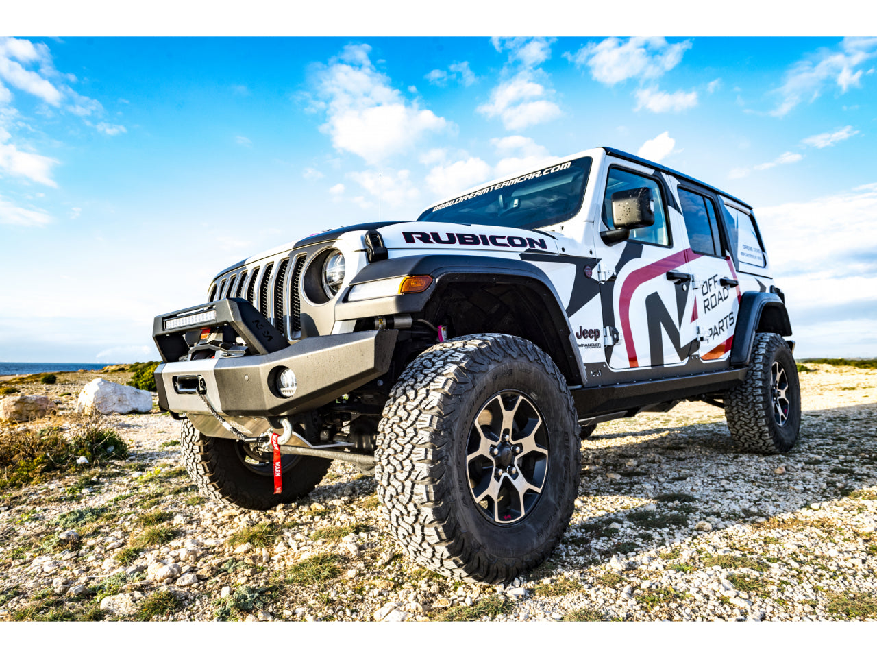 Pare-choc avant en acier N4 OFFROAD pour Jeep Wrangler JL avec treuil intégré et rebords longs, design robuste pour l'offroad.