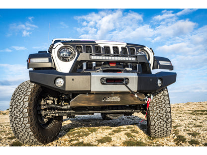 Pare-choc avant en acier N4 OFFROAD pour Jeep Wrangler JL avec treuil intégré et rebords longs, design robuste et platine.