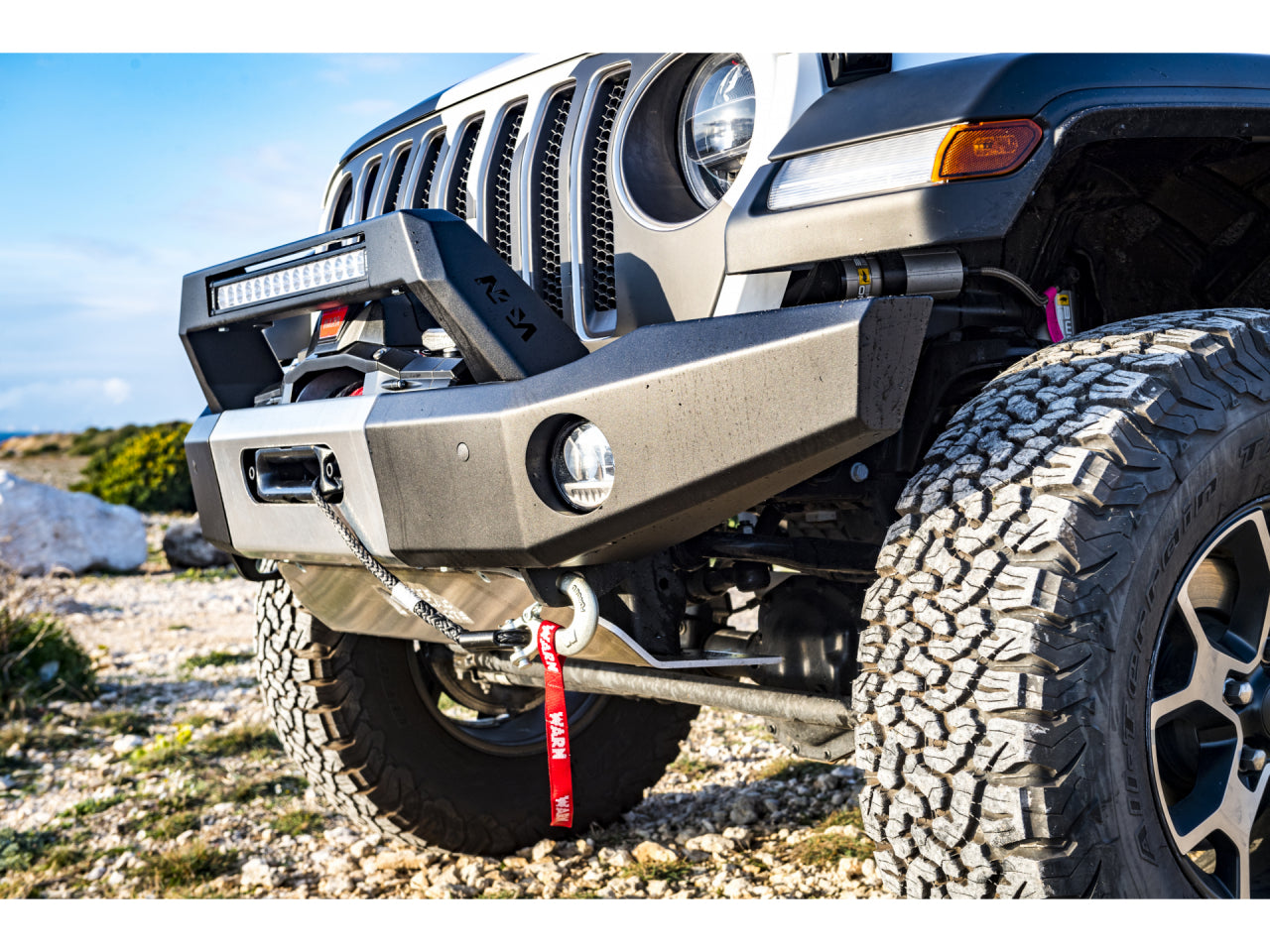 Pare-choc avant en acier N4 OFFROAD pour Jeep Wrangler JL avec treuil intégré et rebords longs, design robuste et durable.