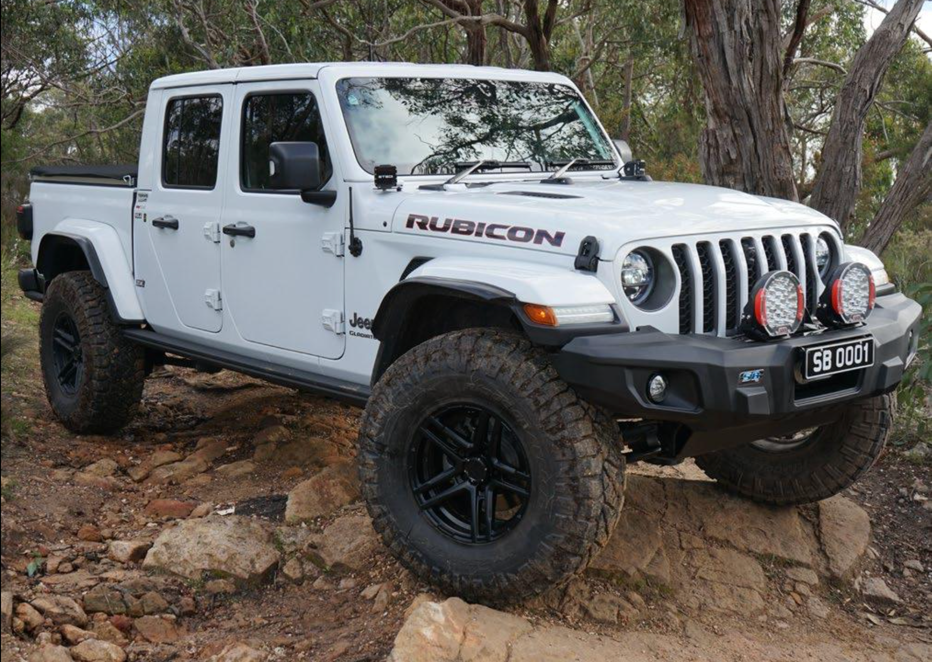 Pare-choc avant ARB StealthBar pour Jeep JL et JT, homologué Europe, avec protection robuste et design résistant.