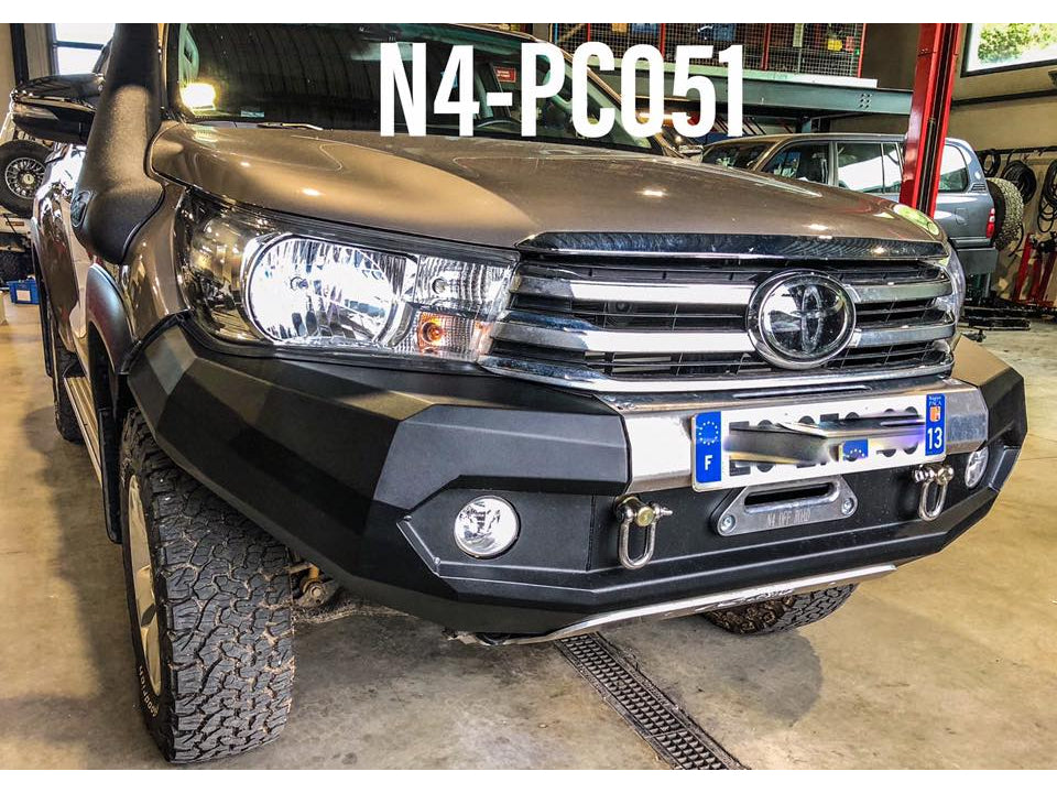 Pare-chocs avant en acier N4 OFFROAD pour Toyota Hilux Revo, robuste et résistant aux conditions tout-terrain.