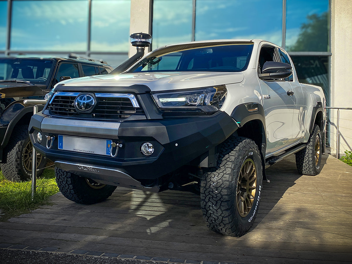 Pare-choc avant en acier N4 OFFROAD pour Toyota Hilux Revo, renforcé et robuste, conçu pour l'offroad et la protection du véhicule.