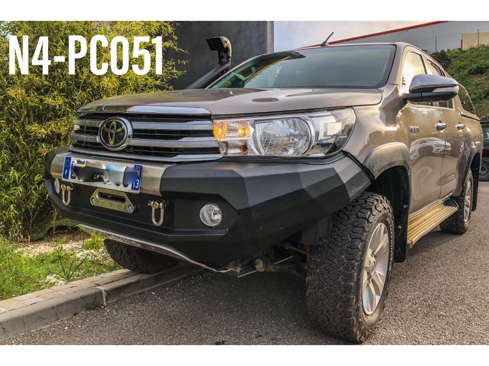 Pare-choc avant en acier N4 OFFROAD pour Toyota Hilux Revo, robuste et renforcé, conçu pour l’off-road et la protection du véhicule.