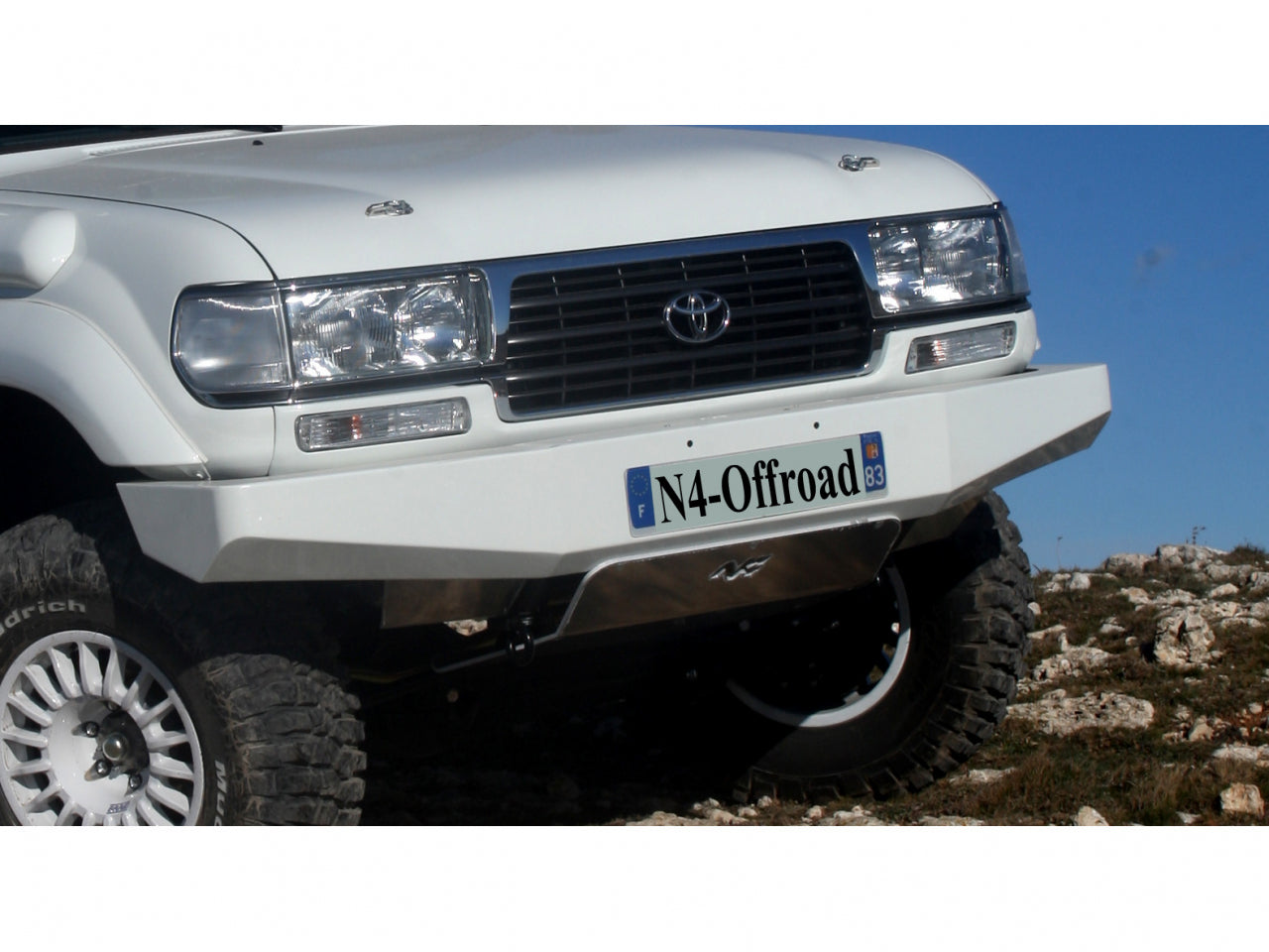 Pare-chocs avant en acier pour Toyota HDJ80 N4-Offroad, robuste et renforcé, conçu pour l'off-road et la protection du véhicule.