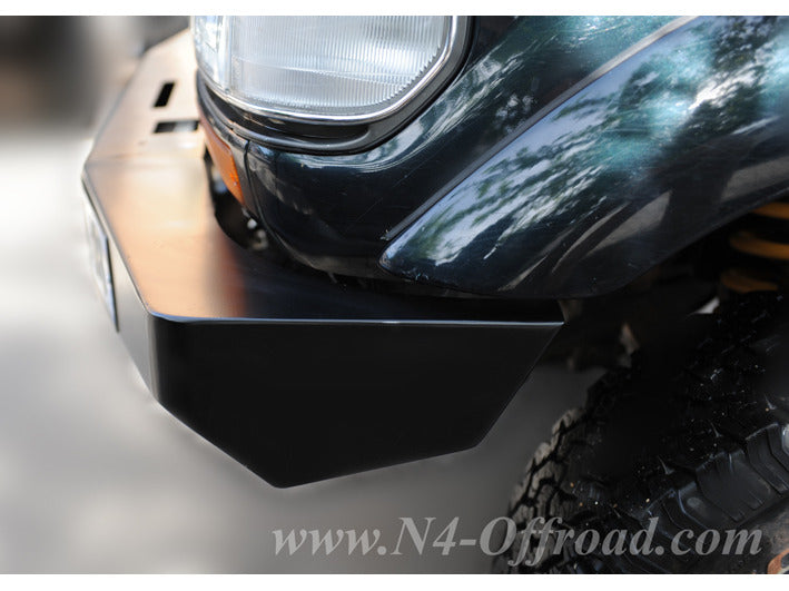 Pare-choc avant en acier N4 OFFROAD pour Toyota HDJ80, robuste et adapté à l'off-road, visible sur l'image.