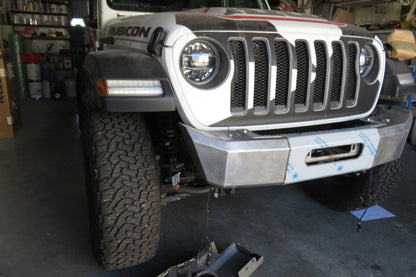 Pare-chocs avant en acier pour Jeep Wrangler JL N4 OFFROAD avec treuil intégré et rebords courts, design robuste et fonctionnel.