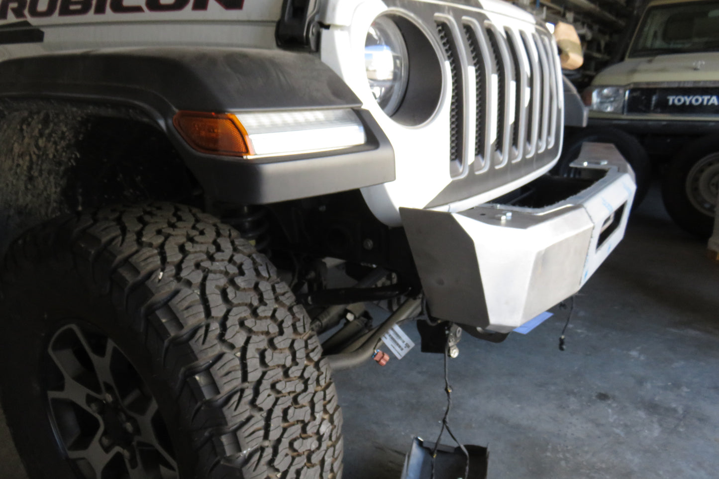 Pare-choc avant en acier pour Jeep Wrangler JL avec platine, treuil intégré, rebords courts, marque N4 OFFROAD.