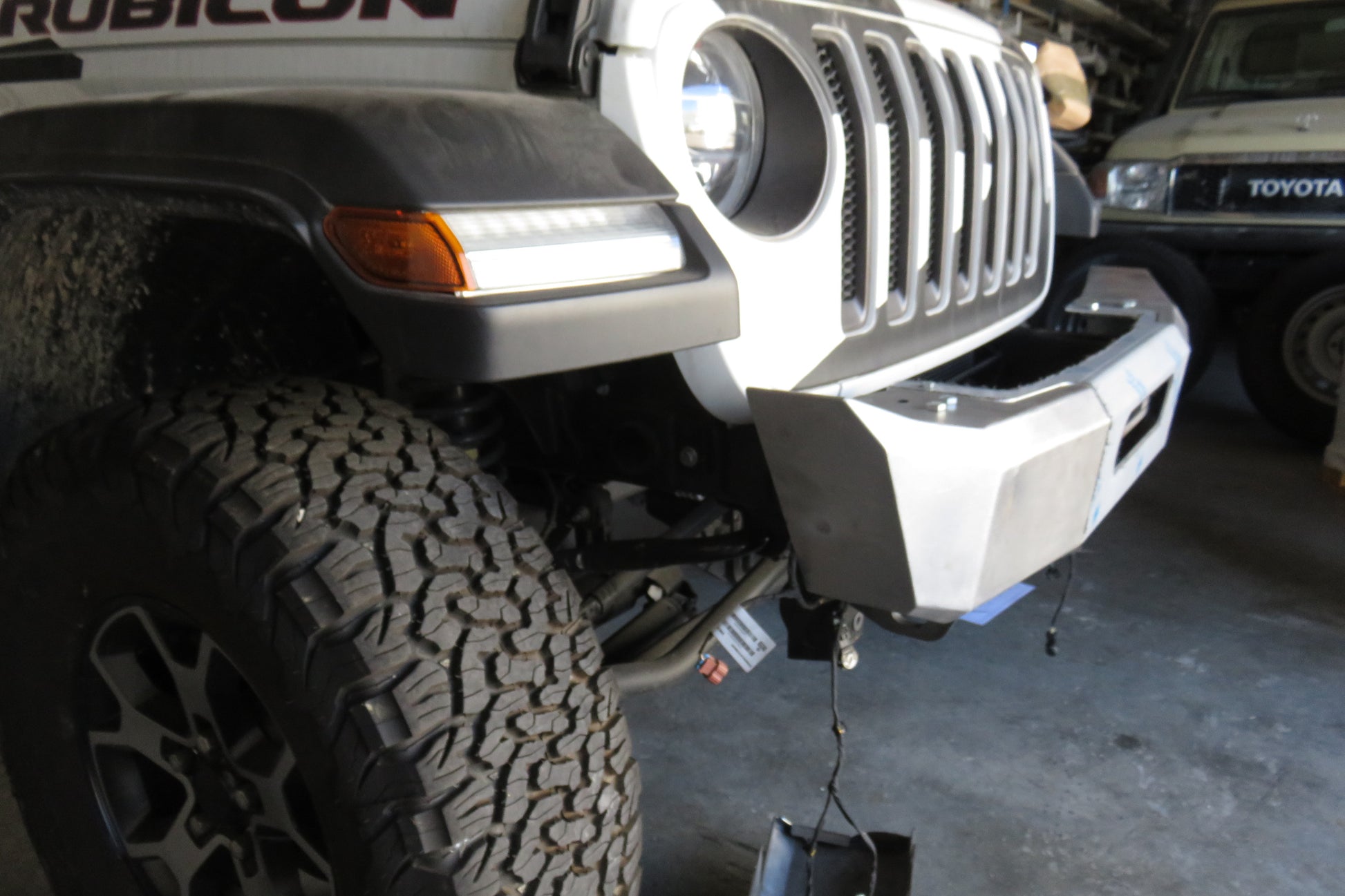 Pare-choc avant en acier pour Jeep Wrangler JL avec platine, treuil intégré, rebords courts, marque N4 OFFROAD.