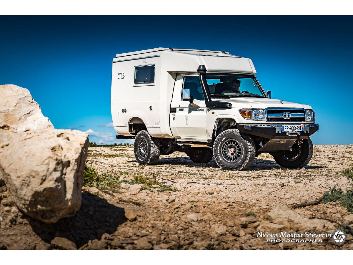 Pare-chocs avant N4 OFFROAD pour Toyota série 7 N4, robuste et durable, installé sur un véhicule tout-terrain.