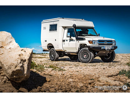 Pare-chocs avant N4 OFFROAD pour Toyota série 7 N4, robuste et durable, installé sur un véhicule tout-terrain.