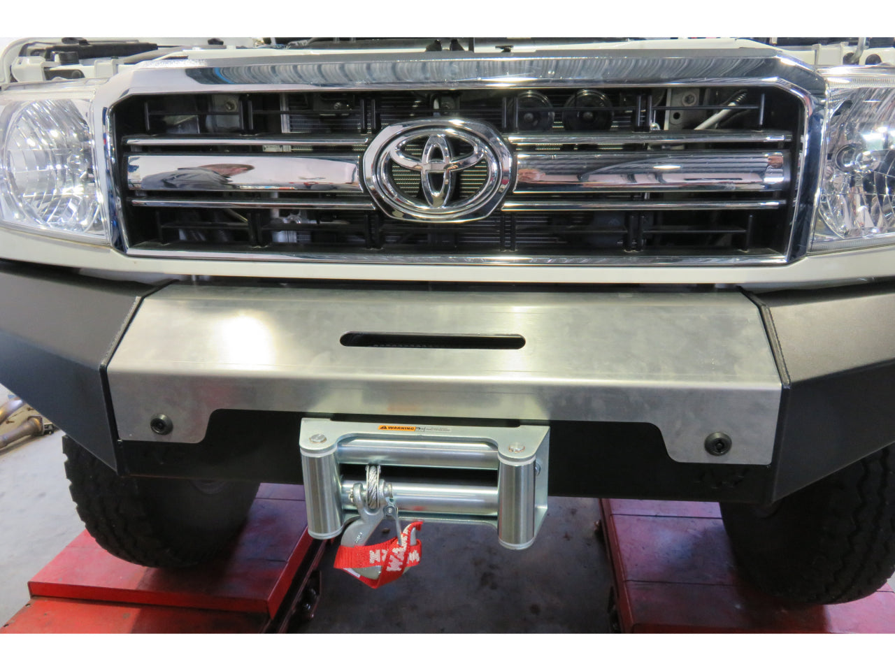Pare-choc avant Toyota série 7 N4-Offroad, robuste pour tout-terrain, en acier avec finition noire.