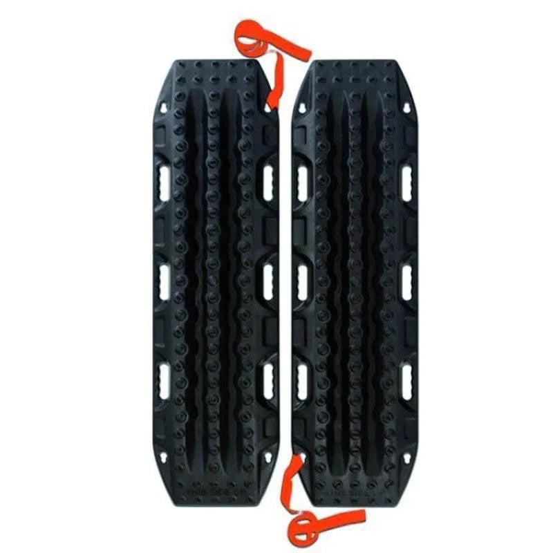 Paired Maxtrax MKII plaques à sable, 1,15 m x 0,34 m, utilisés pour stabiliser ou créer des surfaces dans des terrains difficiles.