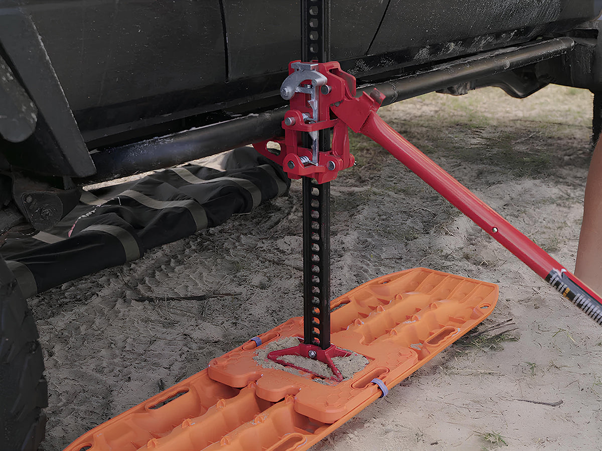 Plaque Maxtrax Jaxbase Plate, plaque à sable stable pour cric 4x4, en plastique robuste, utilisée pour stabiliser le cric en terrain difficile.