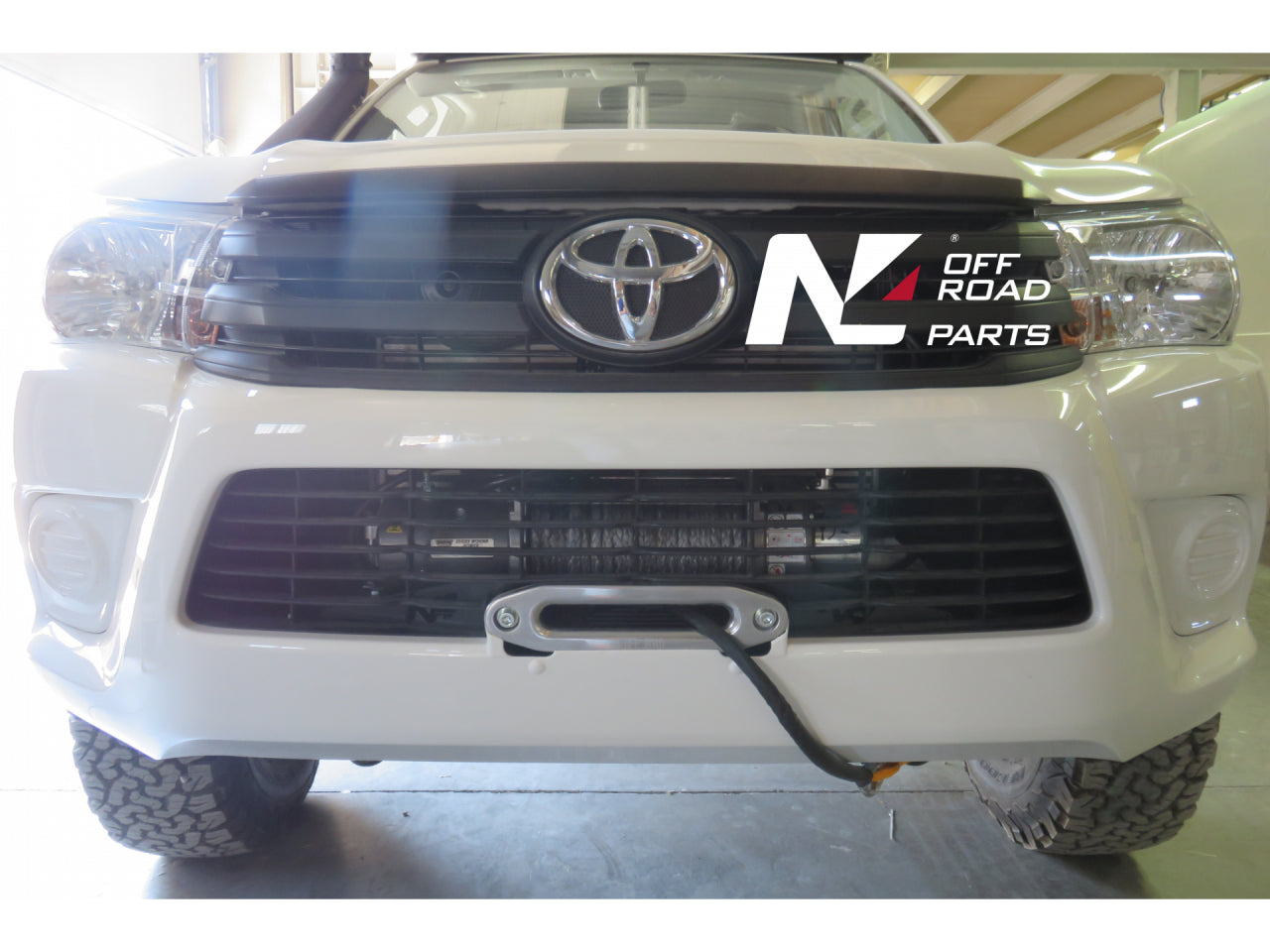 Platine de treuil intégrée N4 OFFROAD pour pare-chocs d'origine Toyota Hilux Revo avant 12/2020, vue de face.