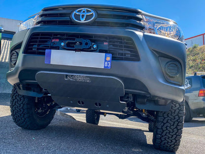 Platine de treuil N4 OFFROAD intégrée au pare-chocs d'origine pour Toyota Hilux Revo avant 2020, vue de face.