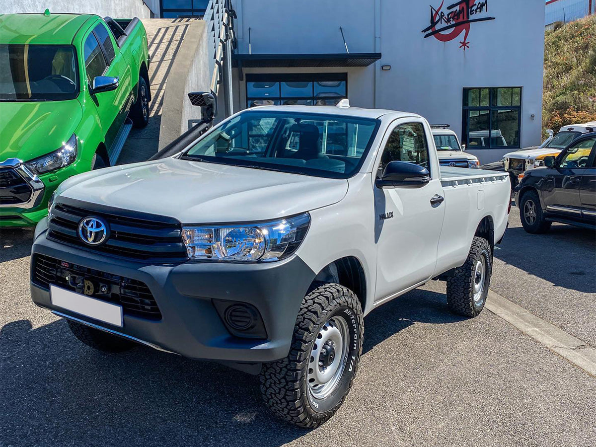 Platine de treuil N4 OFFROAD intégrée au pare-chocs d'origine pour Toyota Hilux Revo avant 12/2020, vue de face.