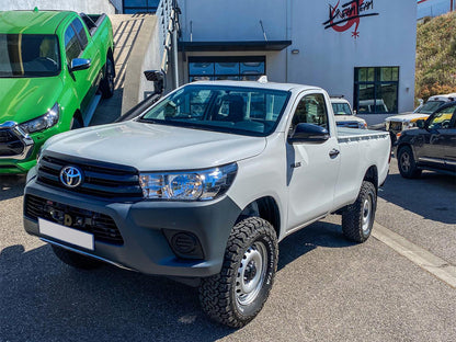 Platine de treuil N4 OFFROAD intégrée au pare-chocs d'origine pour Toyota Hilux Revo avant 12/2020, vue de face.