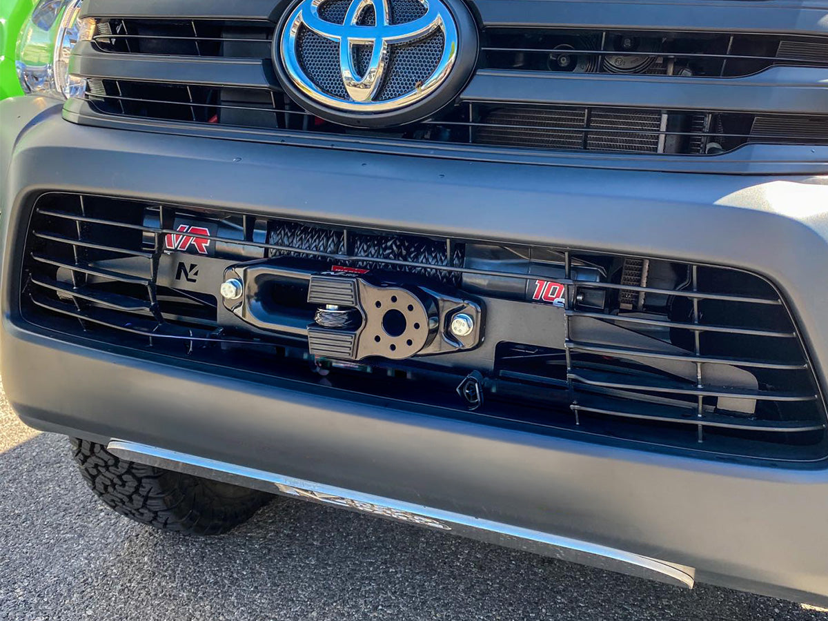 Platine de treuil intégrée N4 OFFROAD pour pare-chocs d'origine Toyota Hilux Revo avant 12/2020, fixation robuste et adaptée.