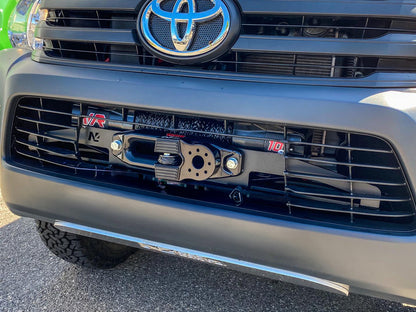 Platine de treuil intégrée N4 OFFROAD pour pare-chocs d'origine Toyota Hilux Revo avant 12/2020, fixation robuste et adaptée.