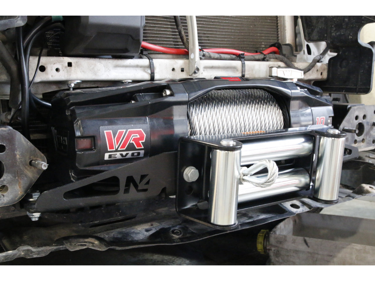Platine de treuil N4 OFFROAD intégrée au pare-chocs d'origine pour Toyota Hilux Vigo N4-Offroad, vue de face.