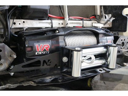 Platine de treuil N4 OFFROAD intégrée au pare-chocs d'origine pour Toyota Hilux Vigo N4-Offroad, vue de face.